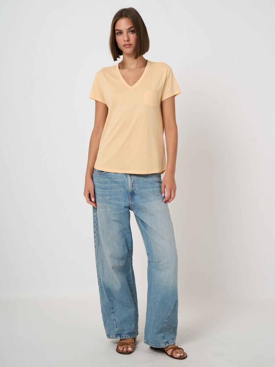 T-Shirt mit V-Ausschnitt und Brusttasche image number 1