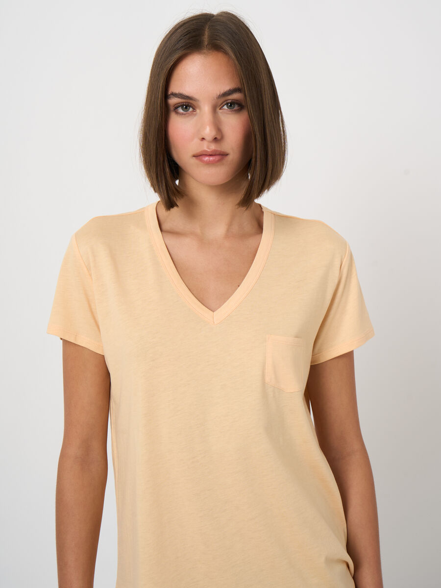  T-Shirt mit V-Ausschnitt und Brusttasche image number 2