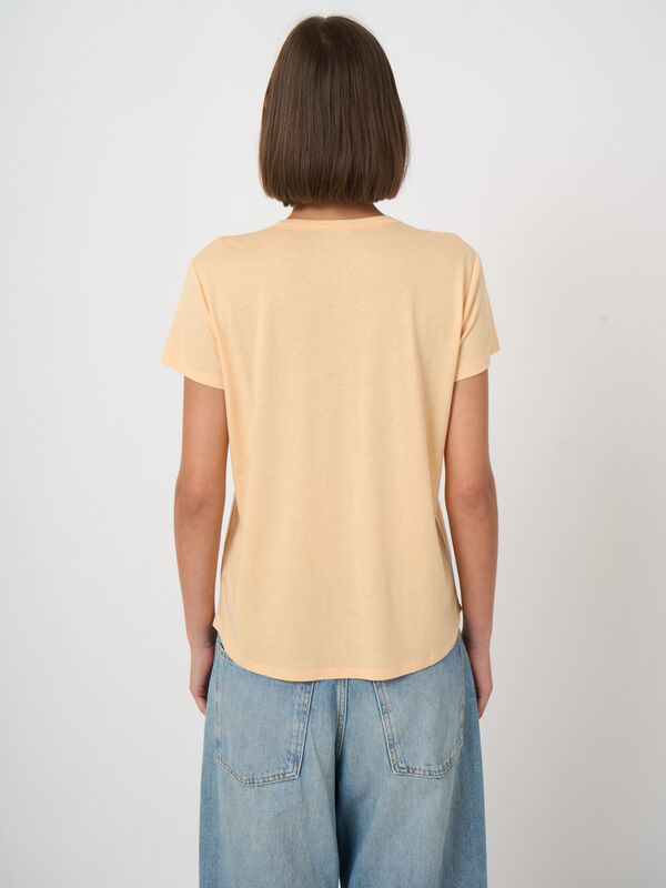 Women's basic V-neck T-shirt with chest pocket image number 3
