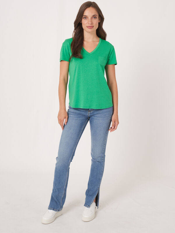  T-Shirt mit V-Ausschnitt und Brusttasche image number 1