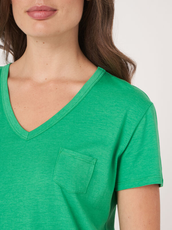  T-Shirt mit V-Ausschnitt und Brusttasche image number 2