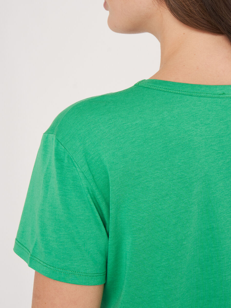 Women's basic V-neck T-shirt with chest pocket image number 4