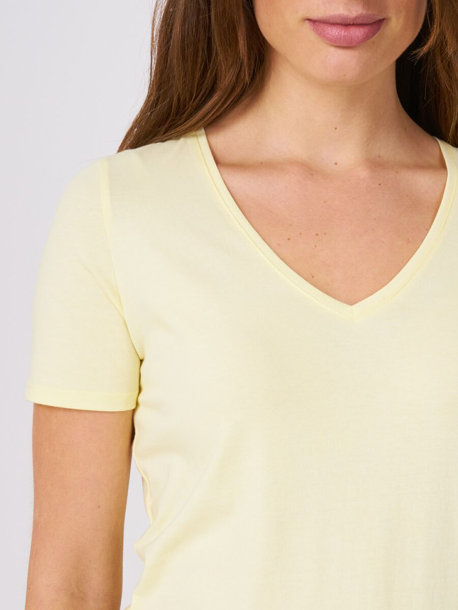 Basic cotton V-neck T-shirt  image number 2
