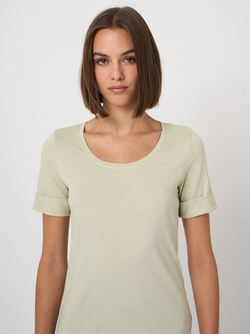 Basic T-shirt with rolled up sleeves