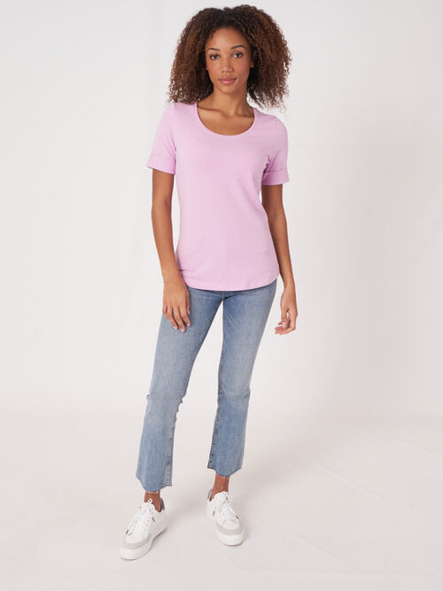 Basic T-shirt with rolled up sleeves