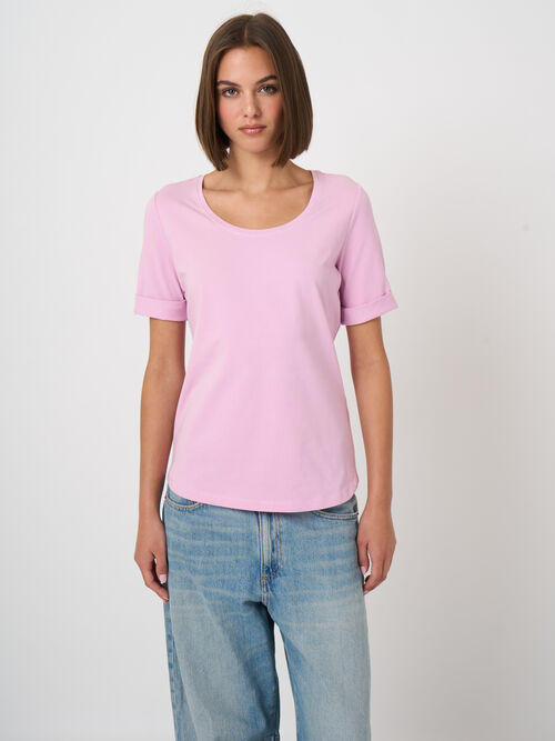 Basic T-shirt with rolled up sleeves