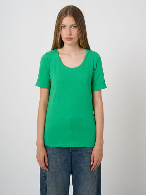 Basic T-shirt with rolled up sleeves