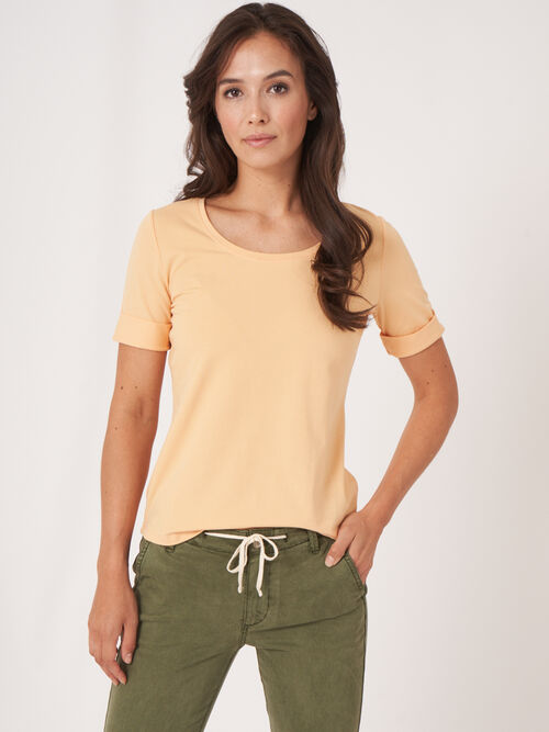 Basic T-shirt with rolled up sleeves