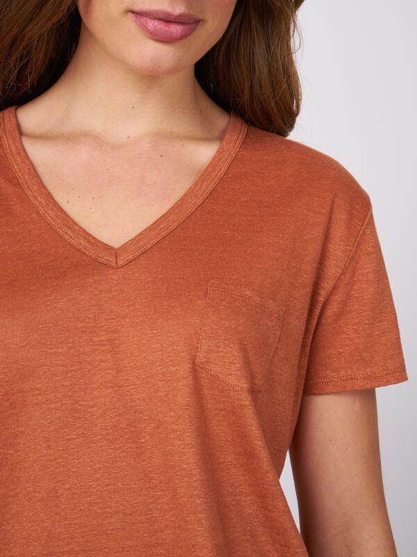 Basic pure linen V-neck T-shirt with chest pocket image number 2