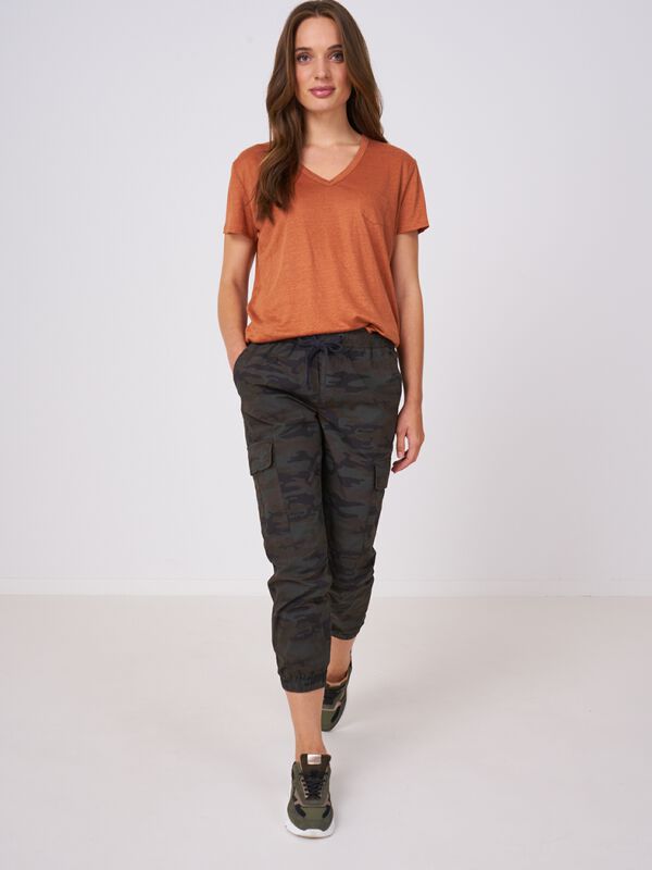 Basic pure linen V-neck T-shirt with chest pocket image number 3