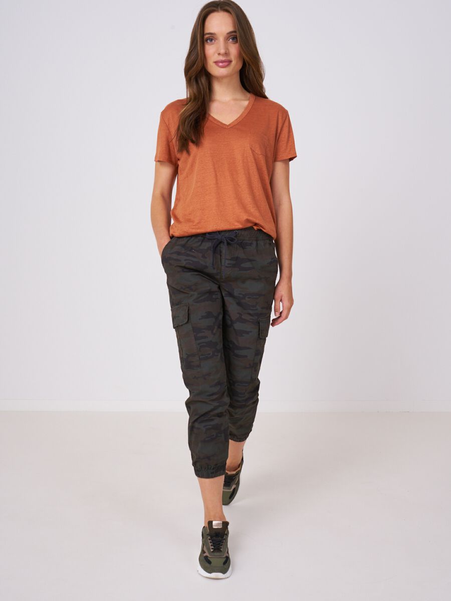 Basic pure linen V-neck T-shirt with chest pocket image number 3