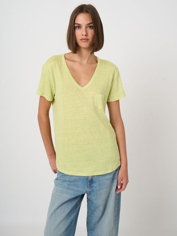 Basic-T-Shirt mit V-Ausschnitt und Brusttasche aus reinem Leinen image number 0