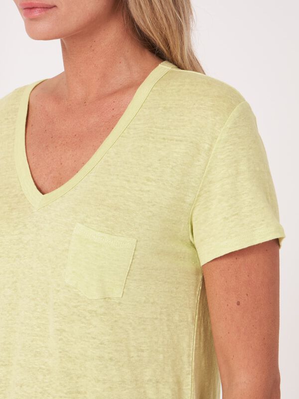Basic pure linen V-neck T-shirt with chest pocket image number 1