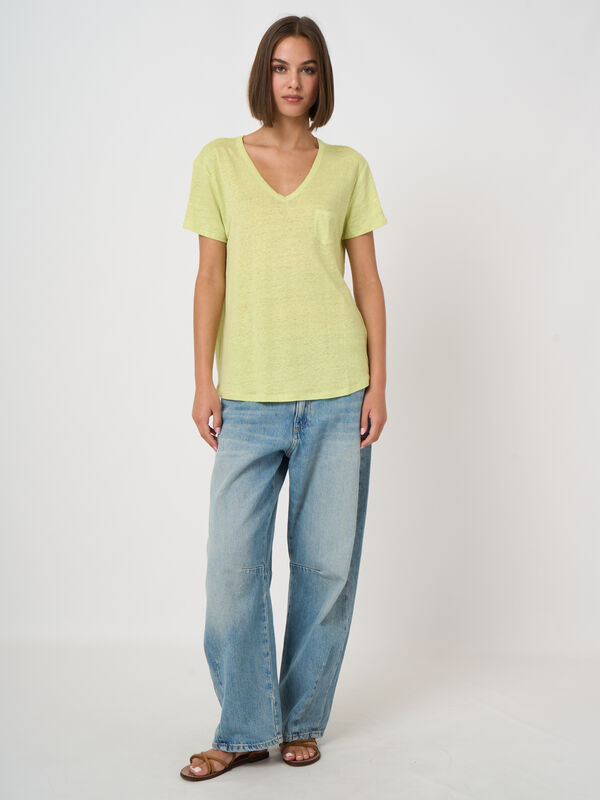 Basic-T-Shirt mit V-Ausschnitt und Brusttasche aus reinem Leinen image number 1