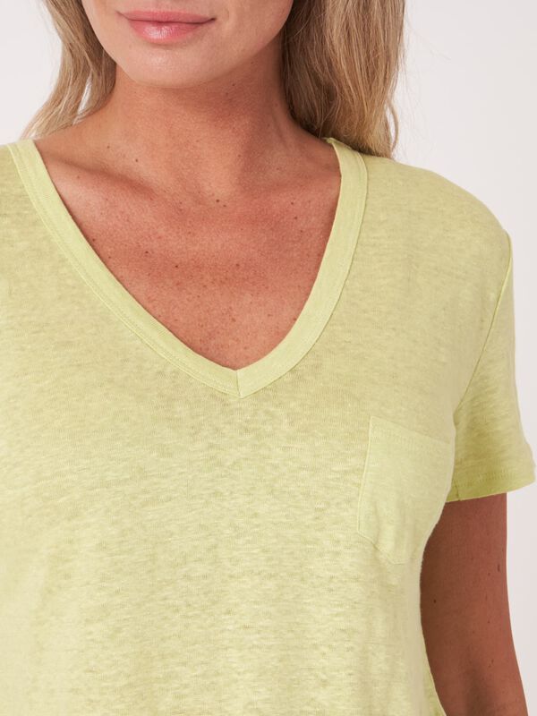 Basic pure linen V-neck T-shirt with chest pocket image number 2