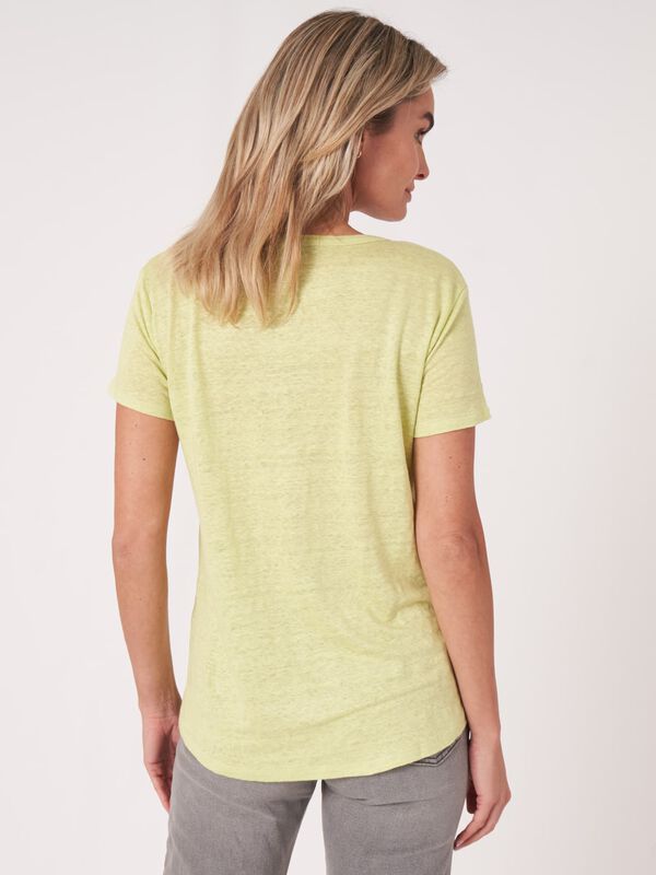 Basic pure linen V-neck T-shirt with chest pocket image number 3