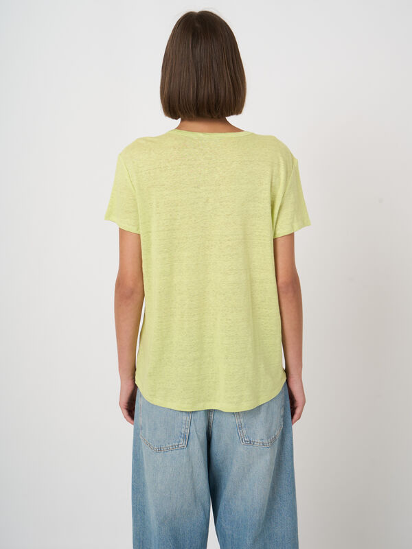 Basic-T-Shirt mit V-Ausschnitt und Brusttasche aus reinem Leinen image number 3