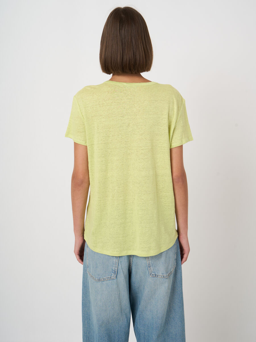 Basic pure linen V-neck T-shirt with chest pocket image number 3