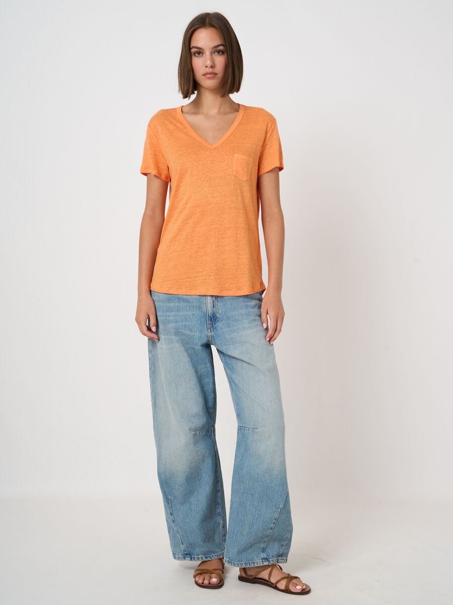 Basic-T-Shirt mit V-Ausschnitt und Brusttasche aus reinem Leinen image number 0
