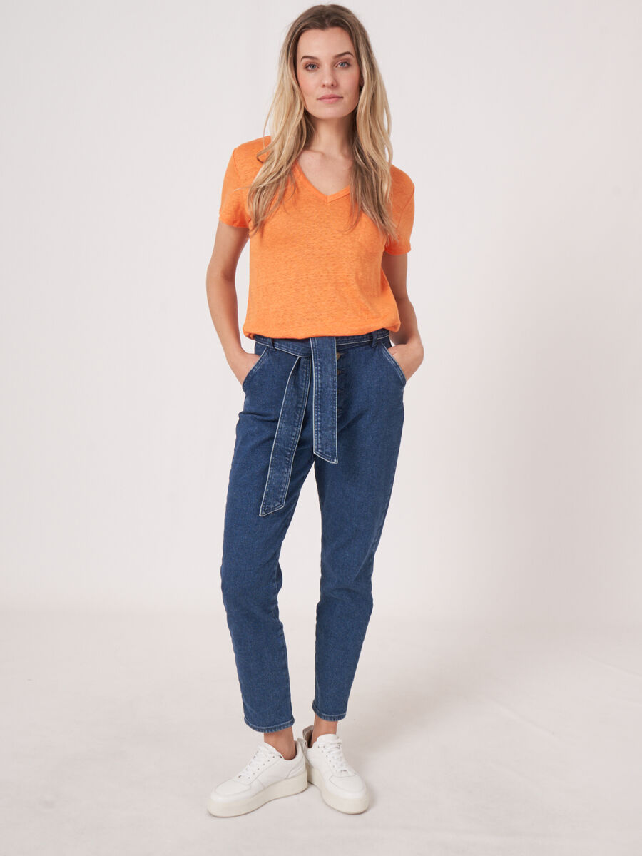 Basic pure linen V-neck T-shirt with chest pocket image number 1