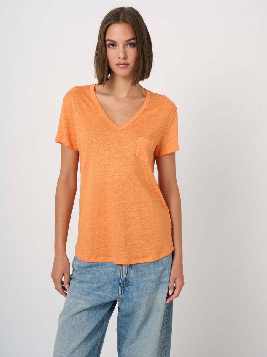 Basic-T-Shirt mit V-Ausschnitt und Brusttasche aus reinem Leinen image number 1
