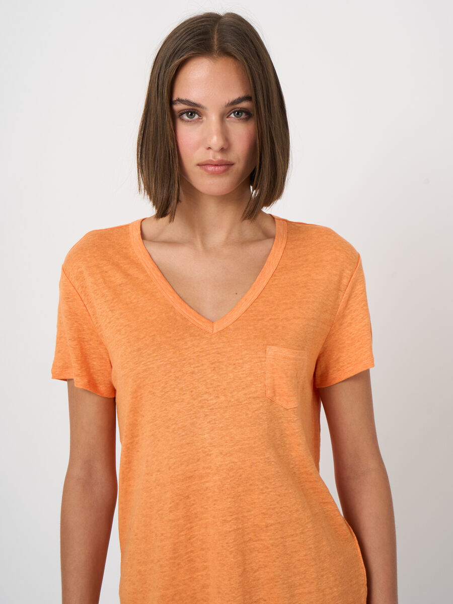 Basic-T-Shirt mit V-Ausschnitt und Brusttasche aus reinem Leinen image number 2