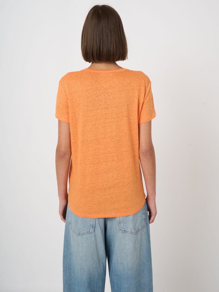 Basic-T-Shirt mit V-Ausschnitt und Brusttasche aus reinem Leinen image number 3