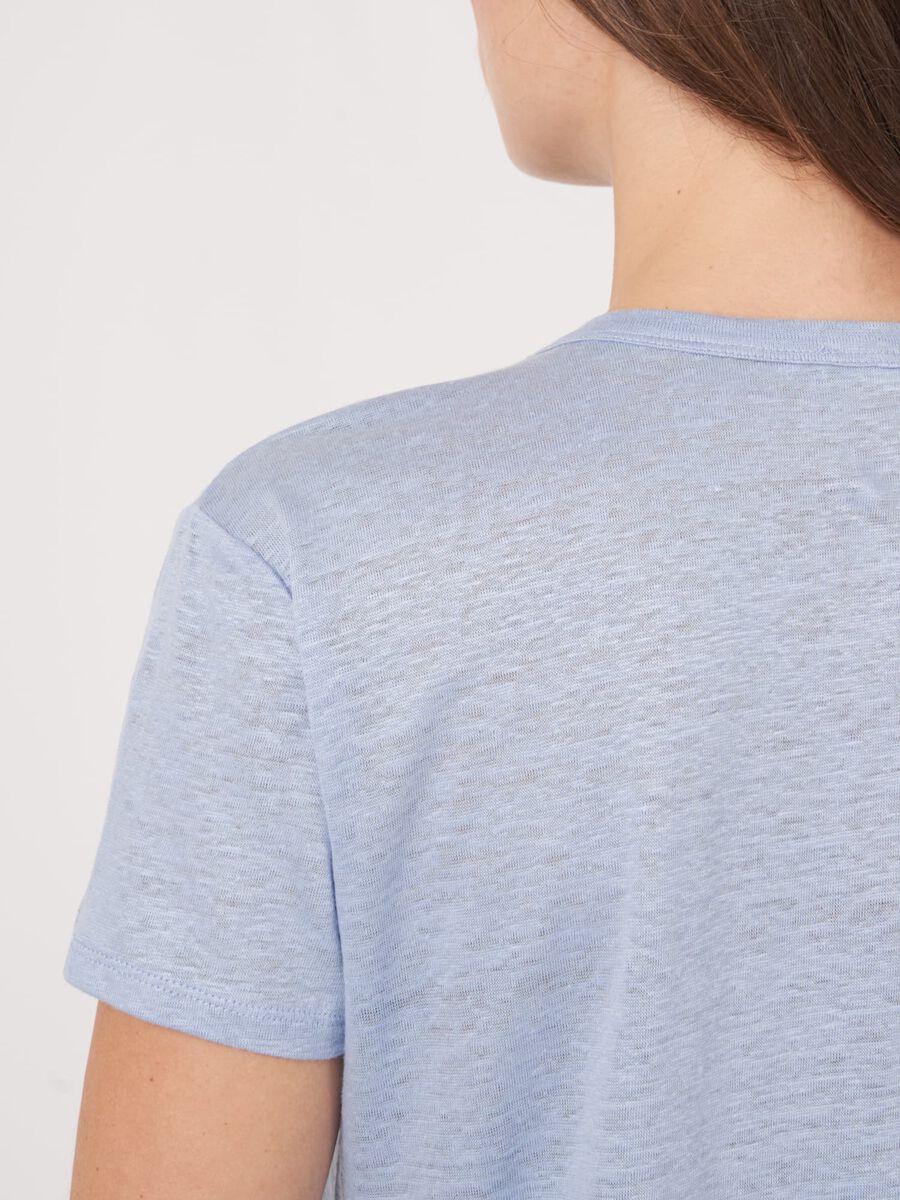 Basic pure linen V-neck T-shirt with chest pocket image number 4