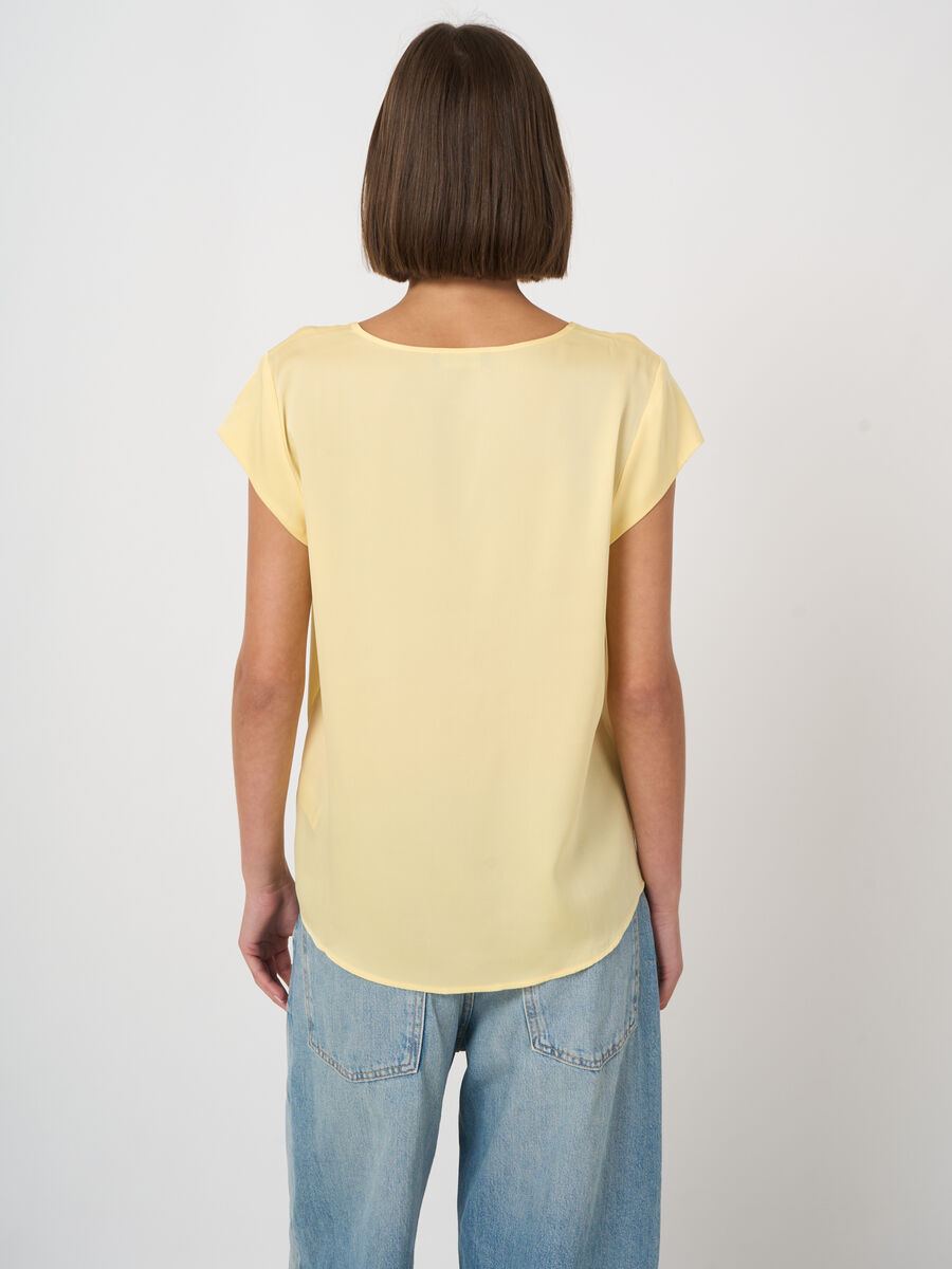 Short-sleeved silk top with pocket image number 4