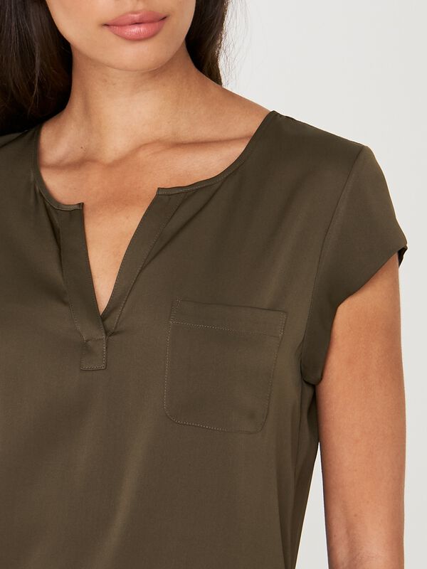 Short-sleeved silk top with pocket image number 2
