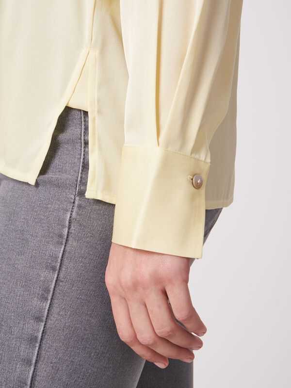 Chemise en soie avec poche poitrine et fentes latérales image number 2