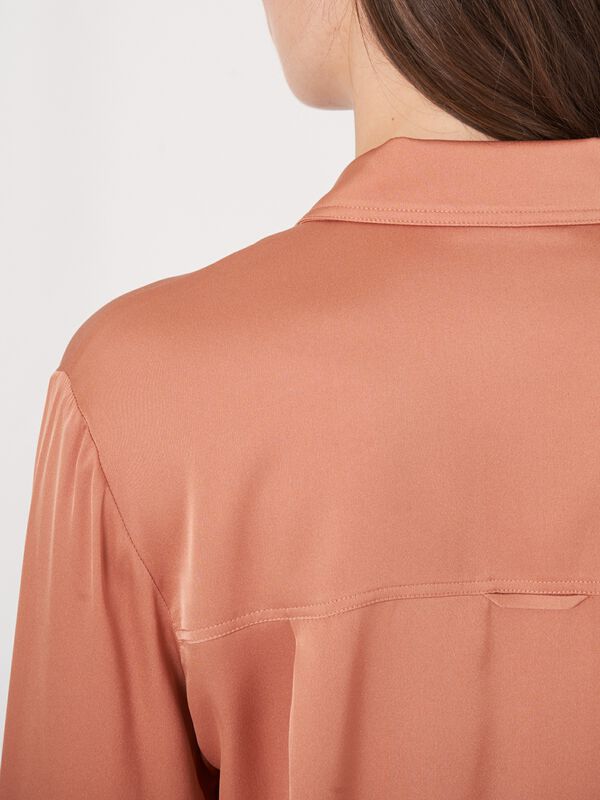 Silk shirt with chest pocket and side slits image number 4