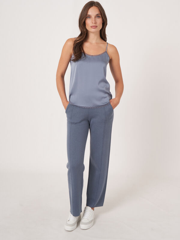 Seidentop mit Spitzendetails image number 4