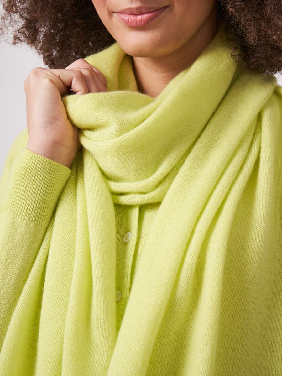 Basic Feinstrick-Schal aus Bio-Kaschmir image number 2