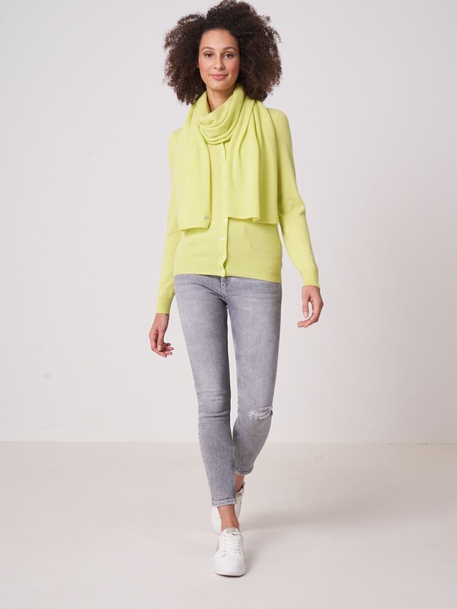 Basic Feinstrick-Schal aus Bio-Kaschmir image number 3