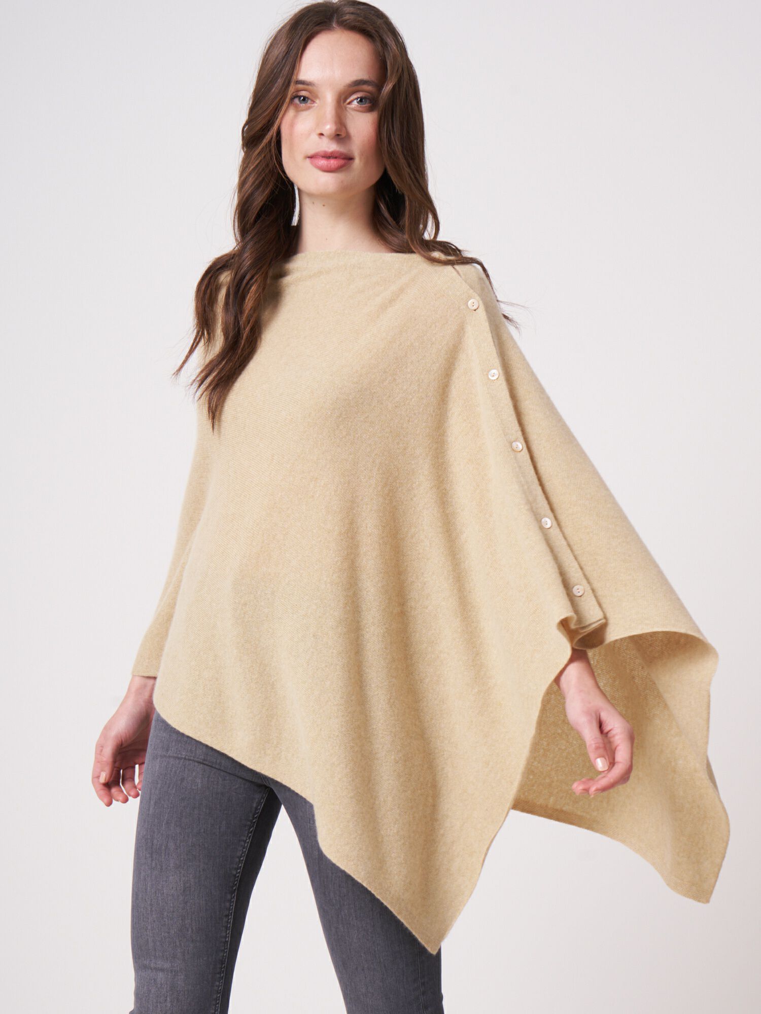 Asymmetrische poncho met knoopsluiting