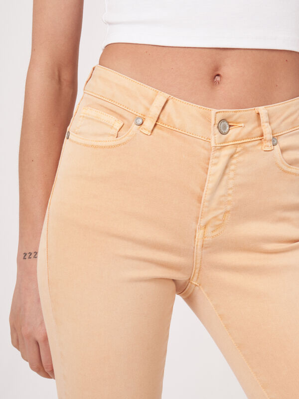 Skinny women's pants image number 2